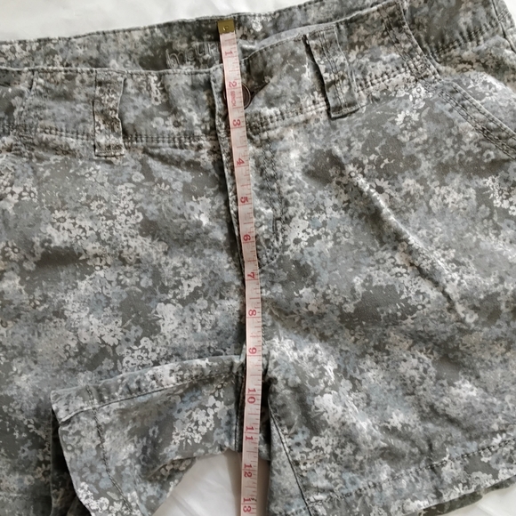 Maurices Gray Camouflage Women's Shorts Size 5/6 - Picture 5 of 8